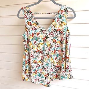 NWT Adorable floral and flowy sleeveless blouse size XS